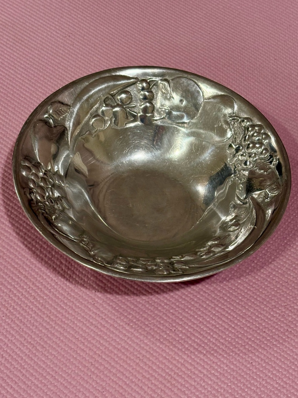 Vintage Wilton Co Fruit Motif Aluminum Serving Bowl 10” Made in USA 🍇 🍐 🍎 🍒